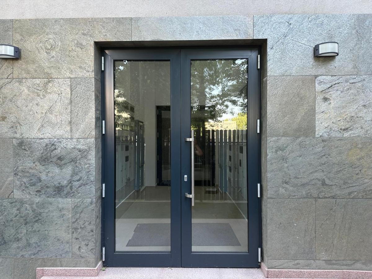In Apart Hotel Букурещ Екстериор снимка